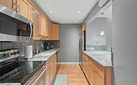 Modern Amenities Gas Fireplace Central Location